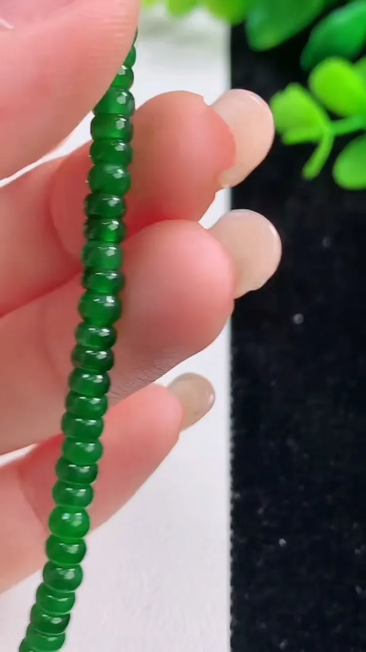 天然A货翡翠算盘珠手串，尺寸4-2.4-66颗，重量:7.21g9月1日
工厂直销收藏佳品,种好水足，色泽均匀，有种有色，上手高大气！
