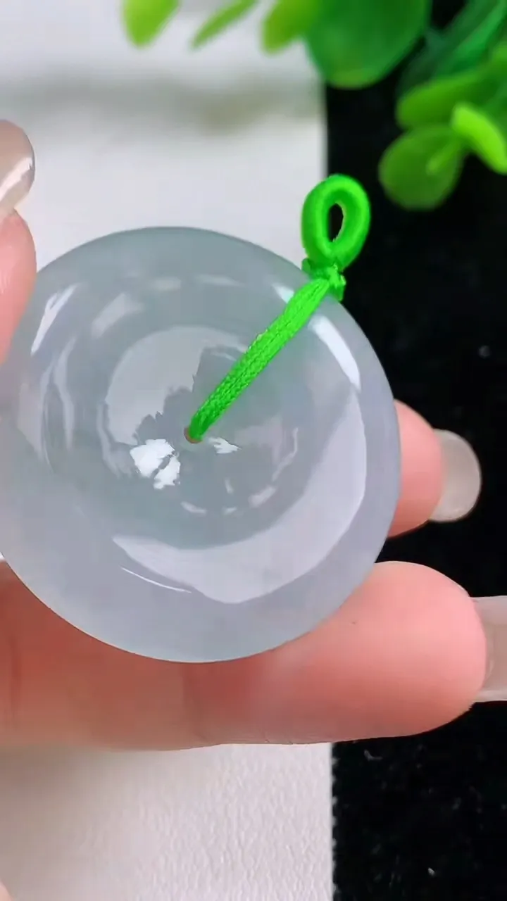 天然A货翡翠冰种飘花平安扣吊坠，尺寸35-5.7，重量:15.54g
9月1日