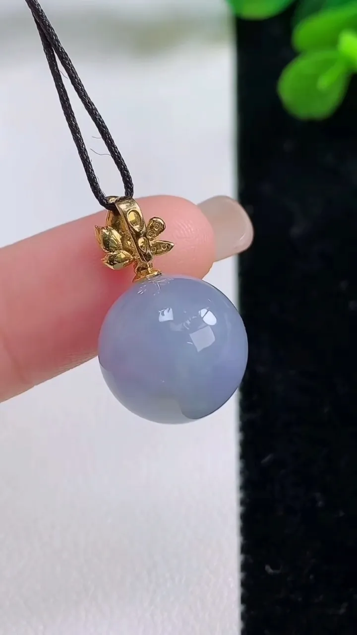 天然A货翡翠18k金紫罗兰圆珠吊坠，尺寸13.2，重量:5.15g9月1日
工厂直销收藏佳品,种好水足，色泽均匀，有种有色，上手高大气！