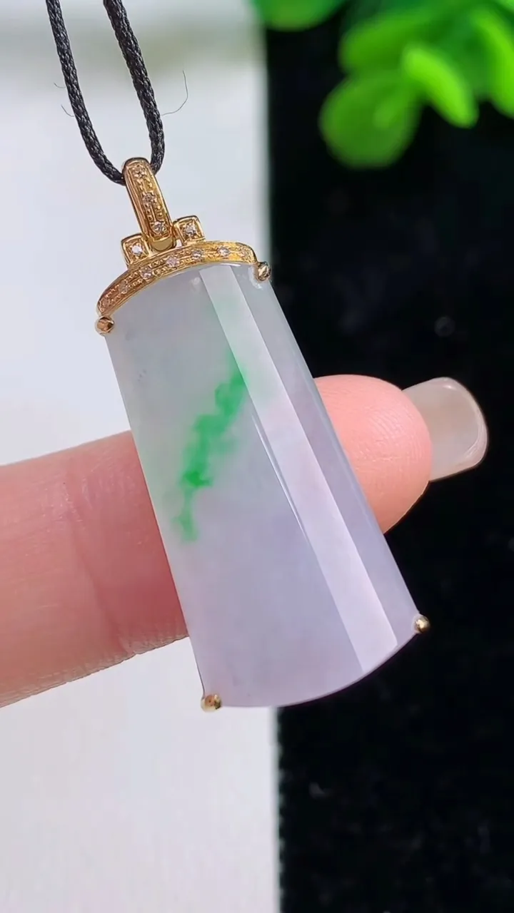 天然A货翡翠无事牌吊坠，尺寸24.6-13.5-6.2，重量:4.06g
9月1日