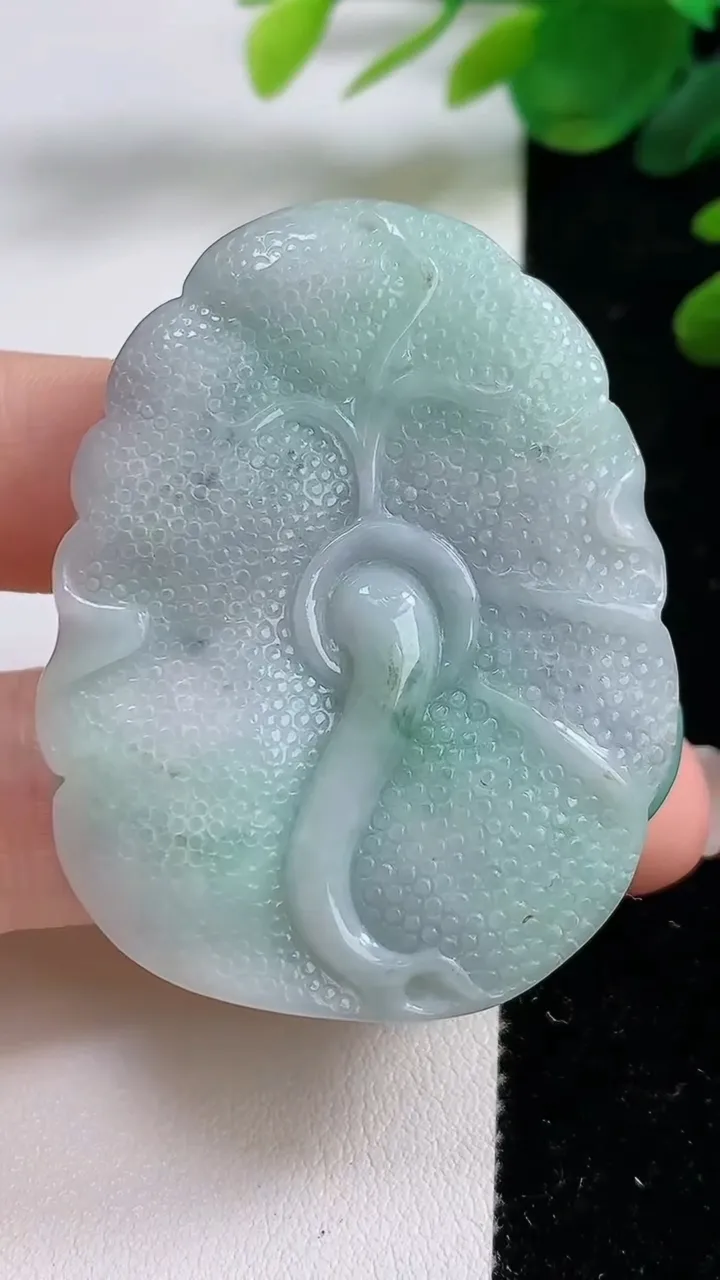 天然A货翡翠荷叶鱼吊坠，尺寸50-39-9.8，重:40.37g
9月1日