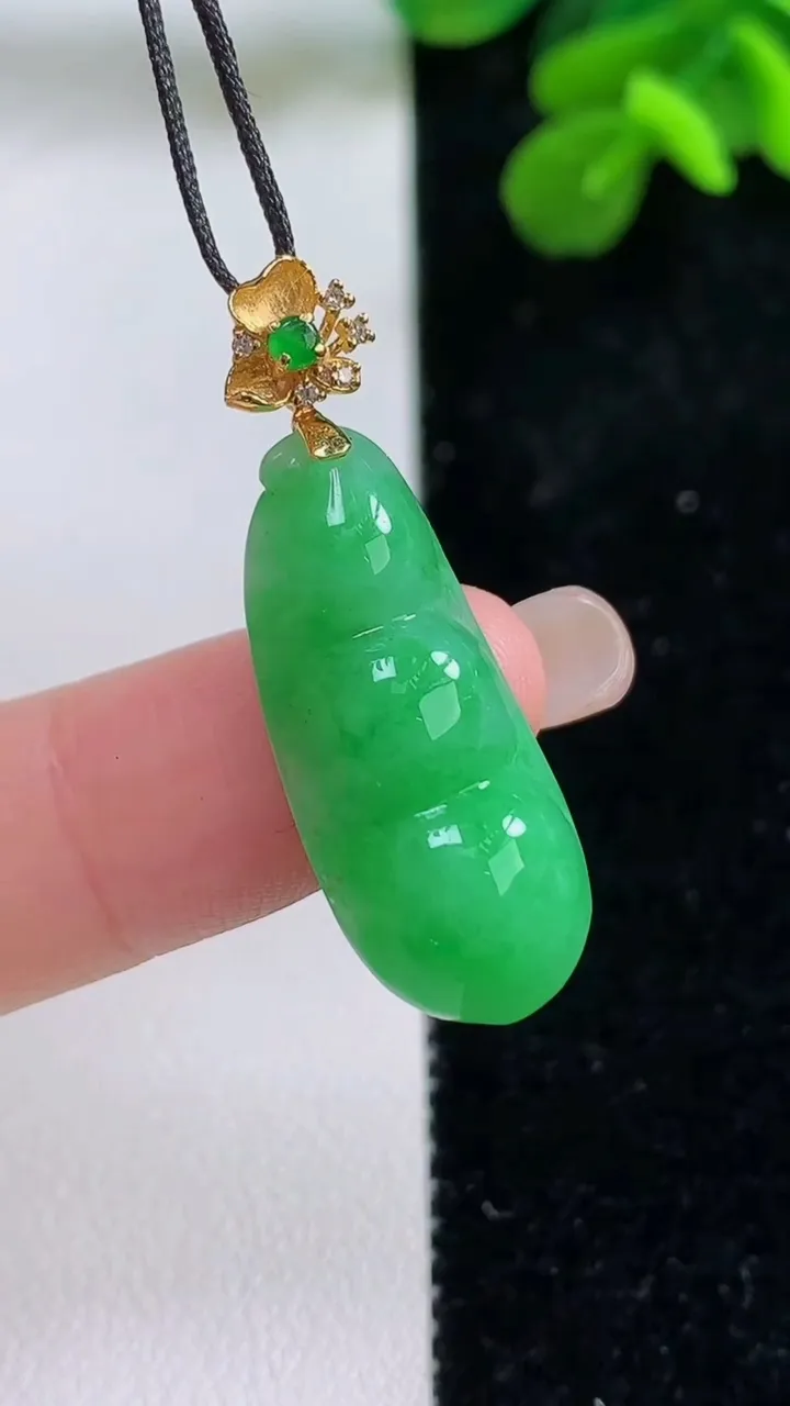 天然A货翡翠福豆吊坠，尺寸26-11.4-6，重量:3.52g
9月1日