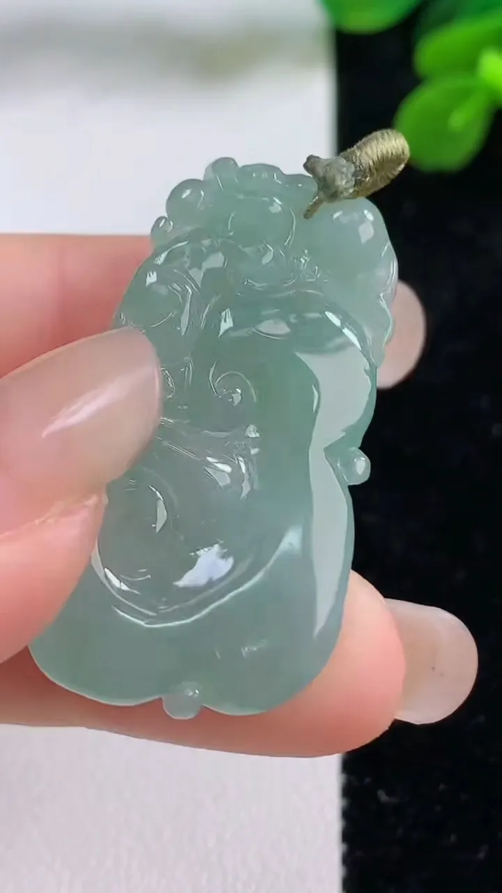 天然A货翡翠如意吊坠，尺寸37-20-5.8，重量:8.97g
9月1日
