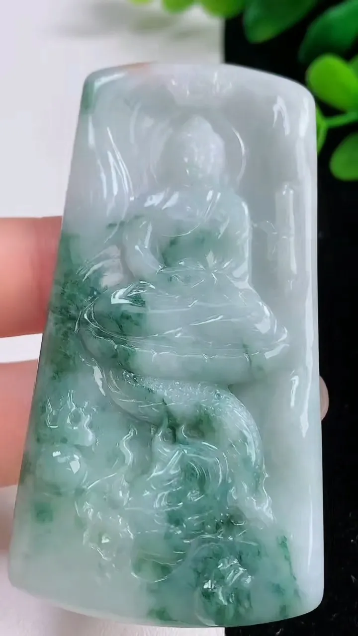 天然A货翡翠飘花祥龙大日如来吊坠，尺寸69.6-36-4.8，重量:30.60g
9月1日