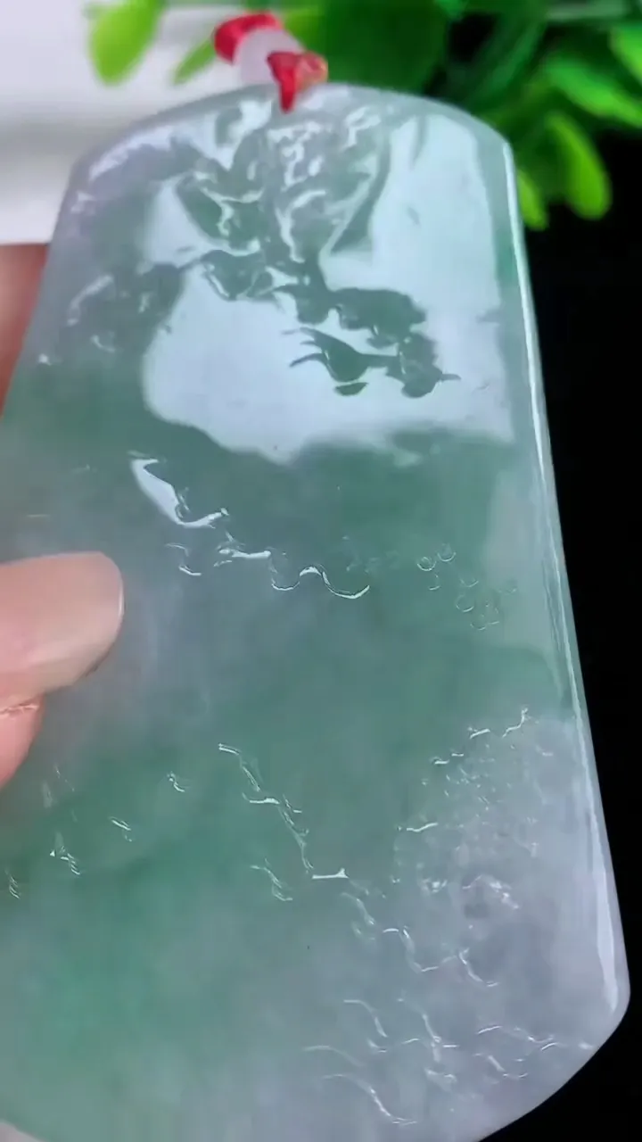 天然A货翡翠山水牌吊坠，尺寸74-47.4-6，重量:47.90g
9月1日