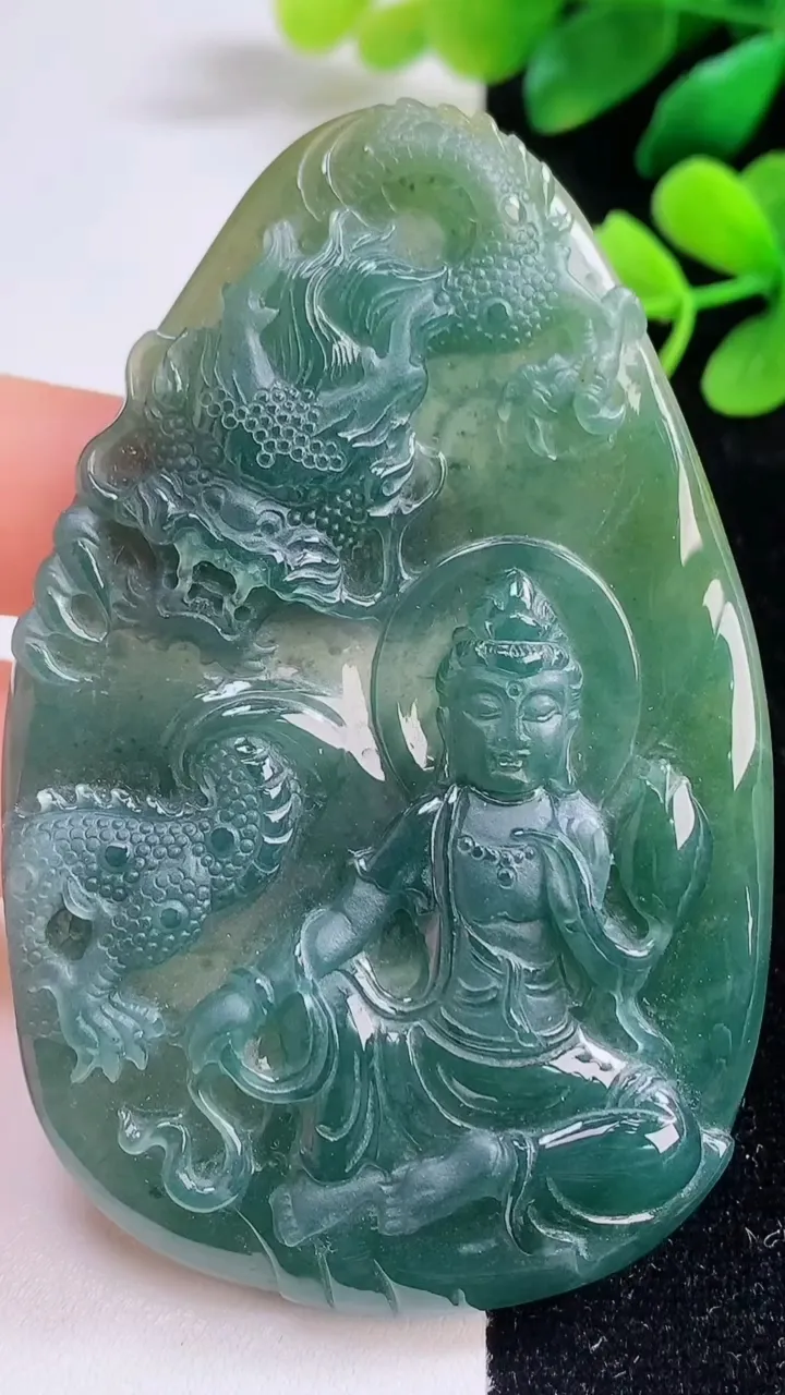 天然A货翡翠蓝水祥龙观音菩萨吊坠，尺寸77-49.2-4，重量:45.50g
9月1日