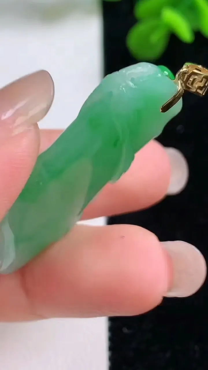 天然A货翡翠节节高升 竹节吊坠，尺寸39.2-19.4-6.6，重量:11.62g
9月1日