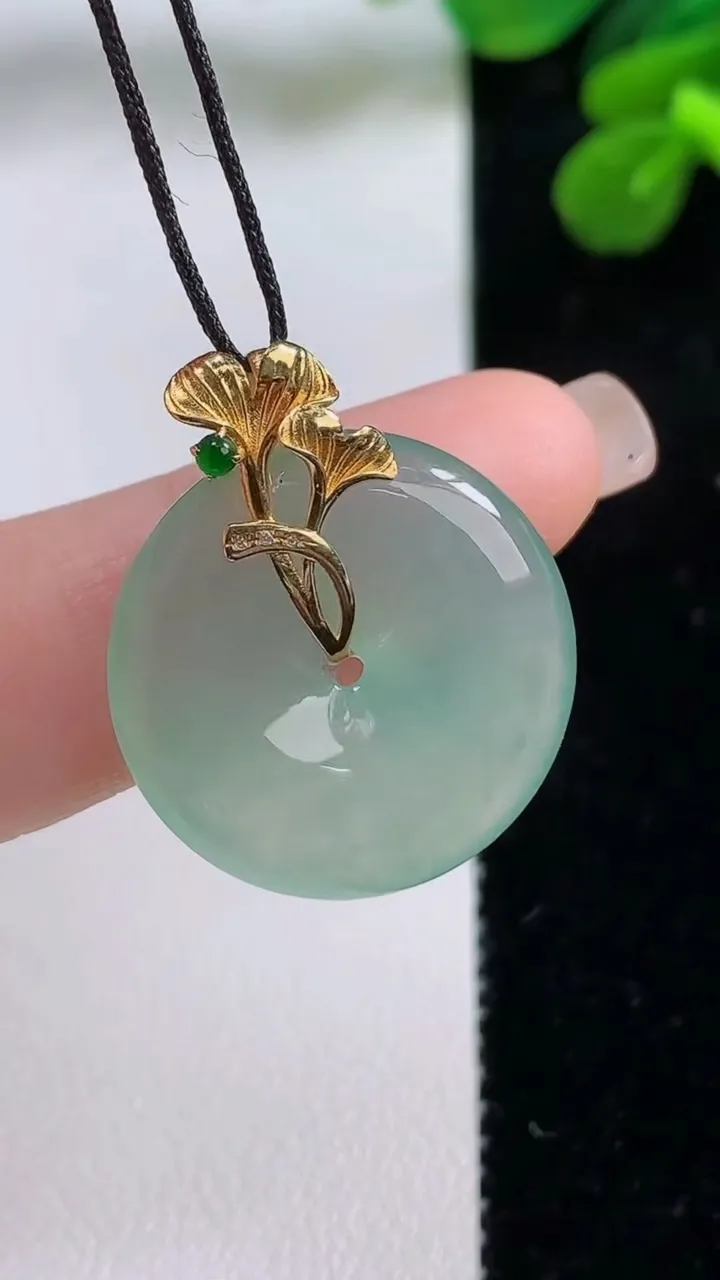 天然A货翡翠平安扣吊坠，尺寸21.8-4.4，重量:4.80g
9月1日