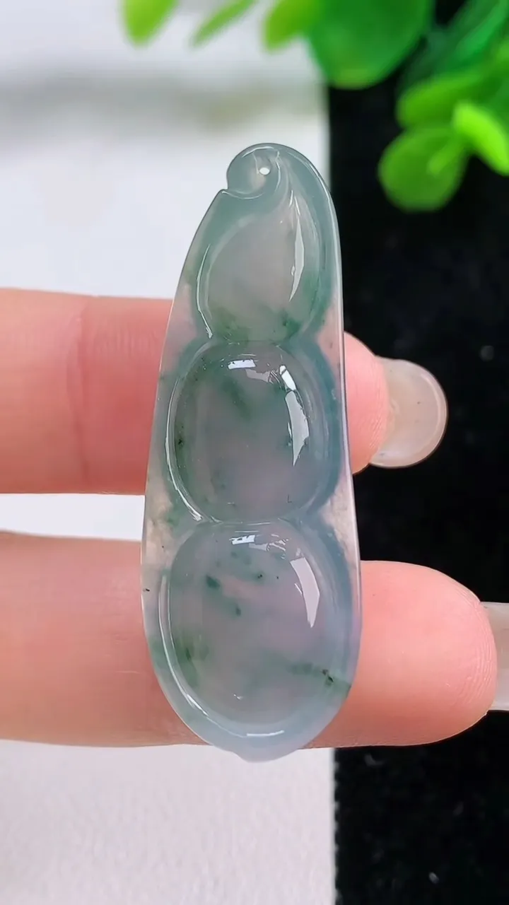 天然A货翡翠冰种飘花福豆吊坠，尺寸42-14.8-6，重量:6.62g
9月1日