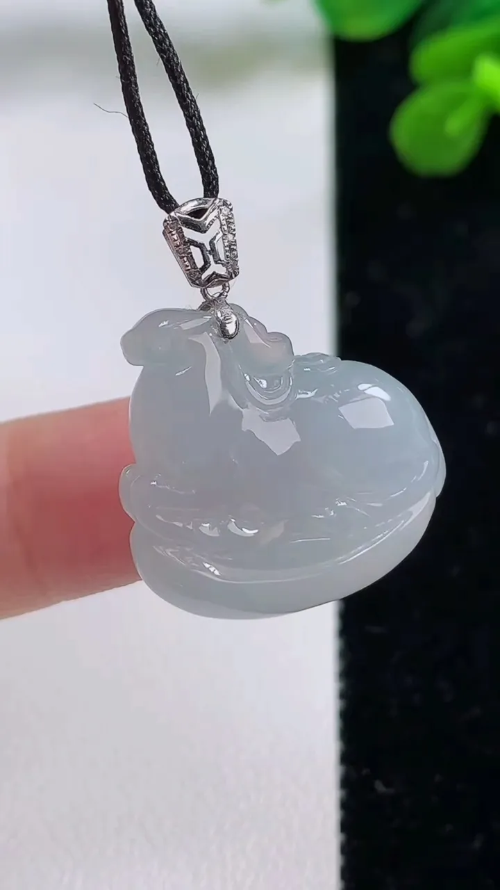 天然A货翡翠种白冰生肖马吊坠，尺寸22-21.6-6.8，重量:6.26g
9月1日
