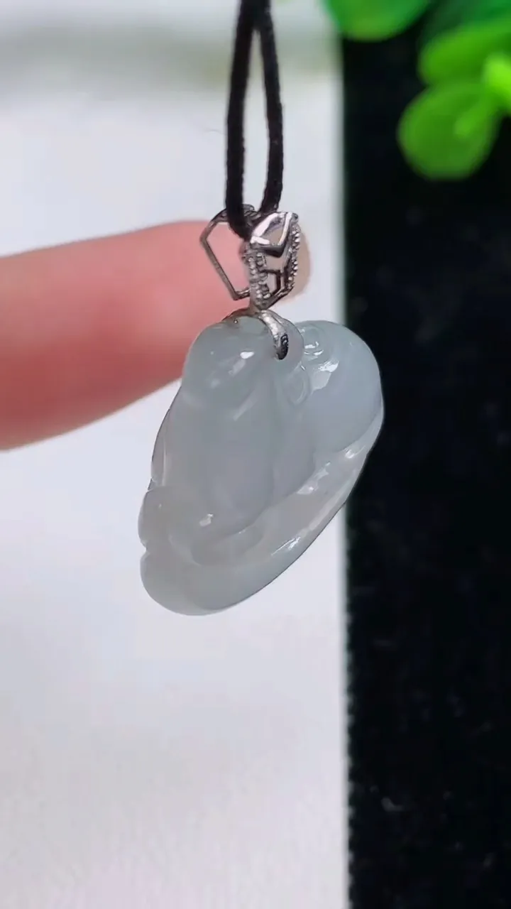 天然A货翡翠种白冰生肖马吊坠，尺寸22-21.6-6.8，重量:6.26g
9月1日