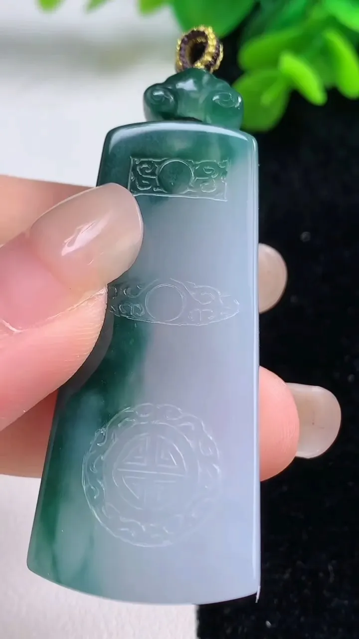 天然A货翡翠冰种飘花仿古无事牌吊坠，尺寸48.8-22-5.5，重量:18.26g
9月1日