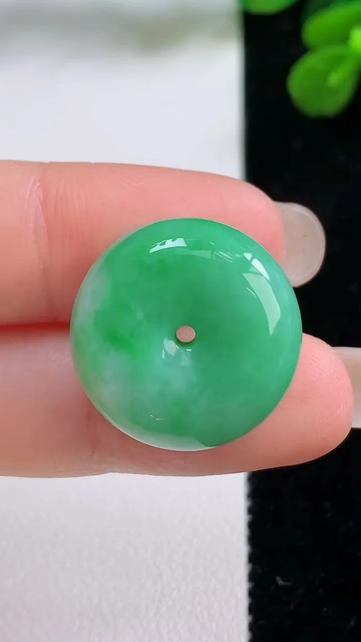 天然A货翡翠平安扣吊坠，尺寸20.3-9，重量:8.26g
9月1日
