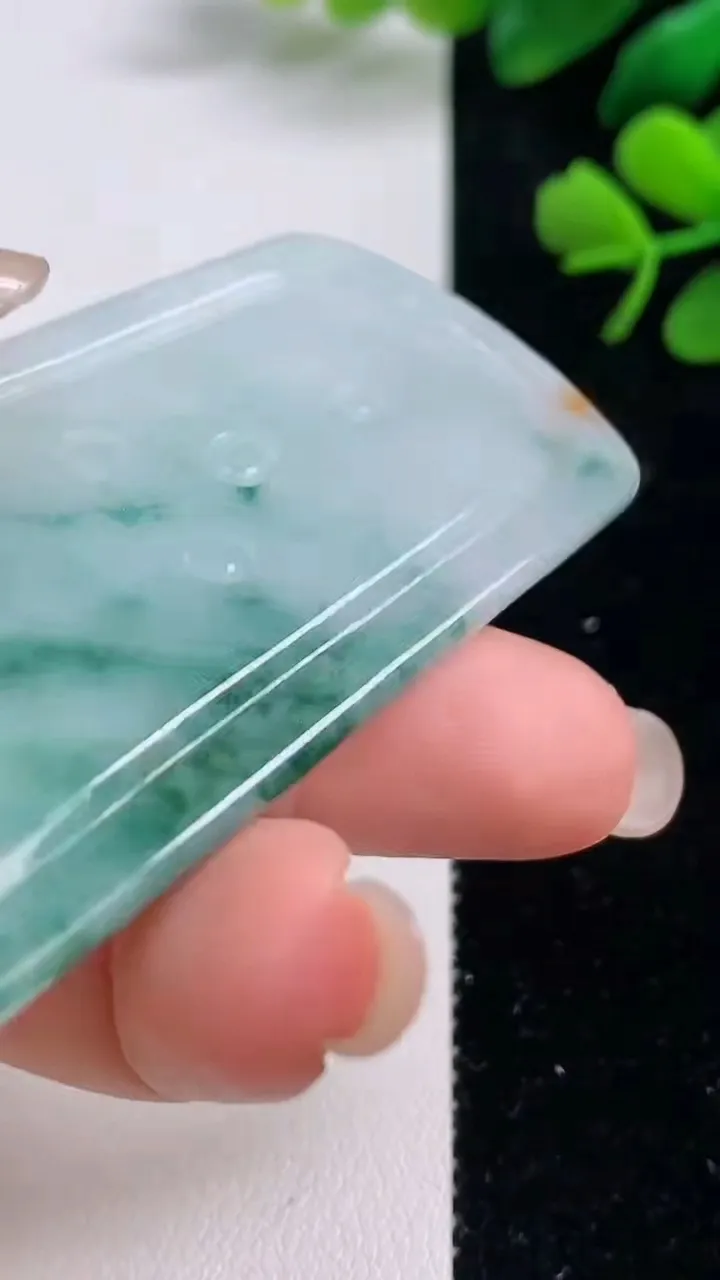 天然A货翡翠飘花祥龙大日如来吊坠，尺寸69.6-36-4.8，重量:30.60g
9月1日