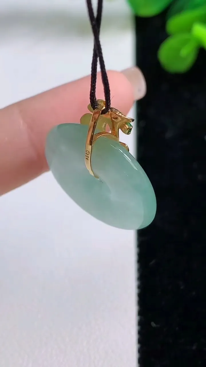 天然A货翡翠平安扣吊坠，尺寸21.8-4.4，重量:4.80g
9月1日
