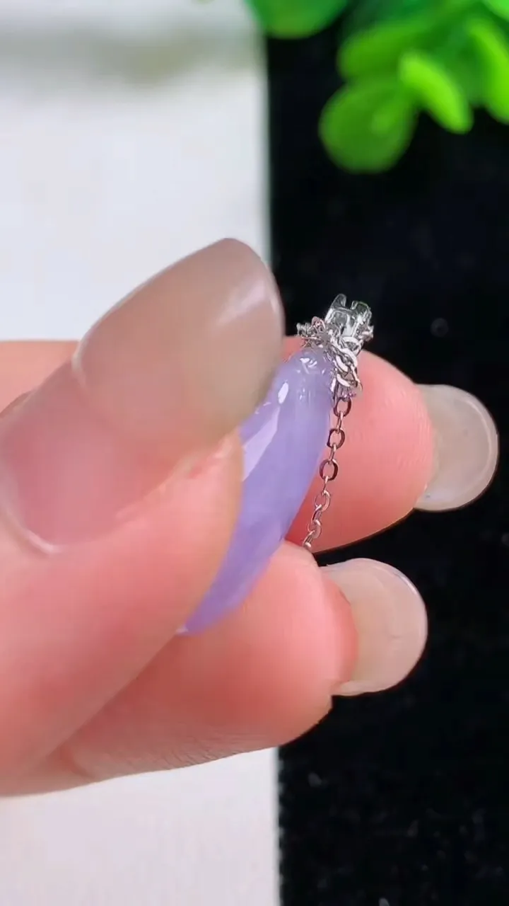 天然A货翡翠18k金紫罗兰福瓜吊坠，尺寸19-12.3-5.5，重量:3.38g
9月1日