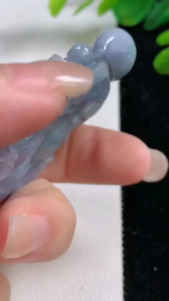 天然A货翡翠紫罗兰 飘花白菜吊坠，尺寸69-35-11.5，重:44.01g
9月1日