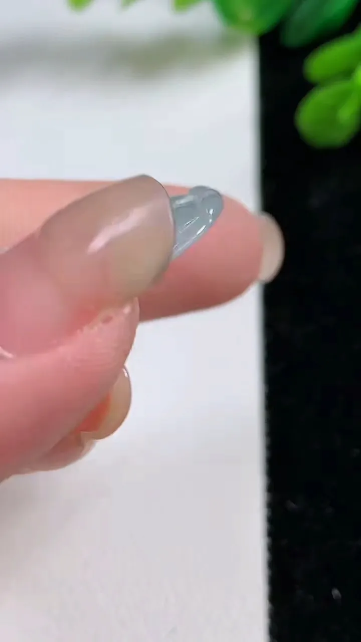 天然A货翡翠金枝玉叶 叶子吊坠，尺寸35-20-4.2，重:5.06g
9月1日