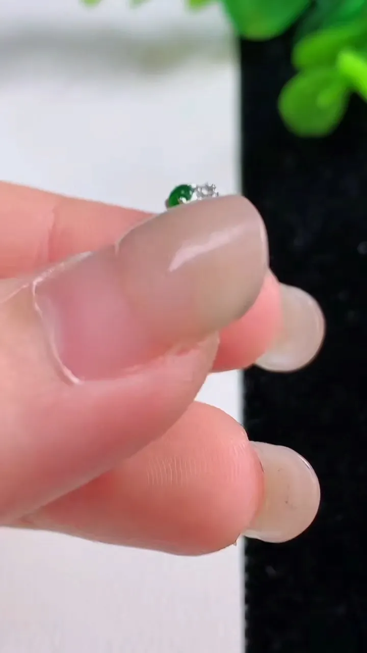 天然A货翡翠18k金紫罗兰葫芦吊坠，尺寸19.4-14.8-5.6，重量:3.01g
9月1日