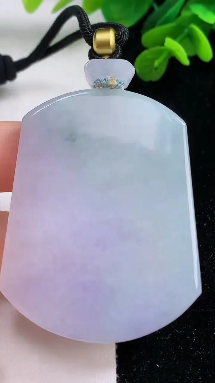 天然A货翡翠紫罗兰飘花无事牌吊坠，尺寸52.8-41-5.7，重量:40.53g
9月1日