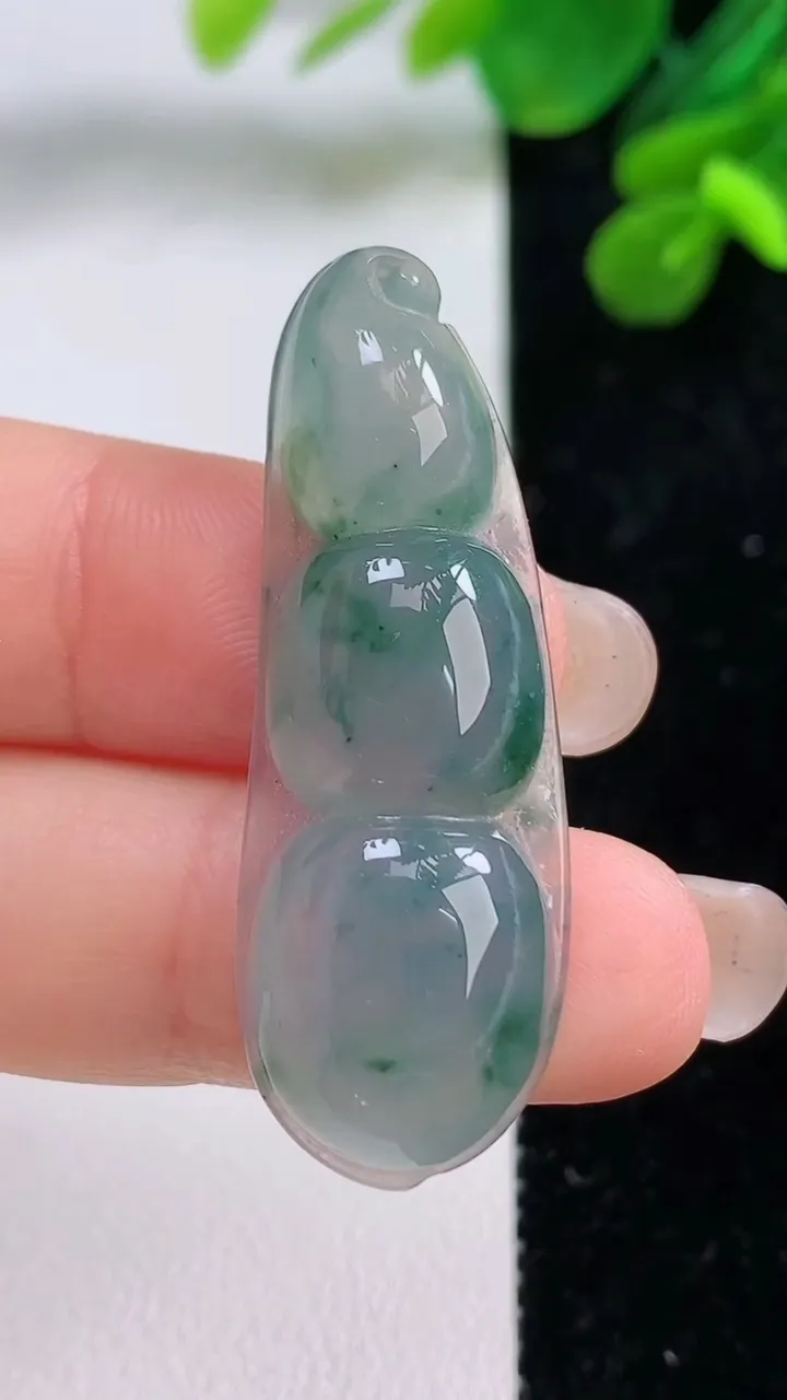 天然A货翡翠冰种飘花福豆吊坠，尺寸42-14.8-6，重量:6.62g
9月1日