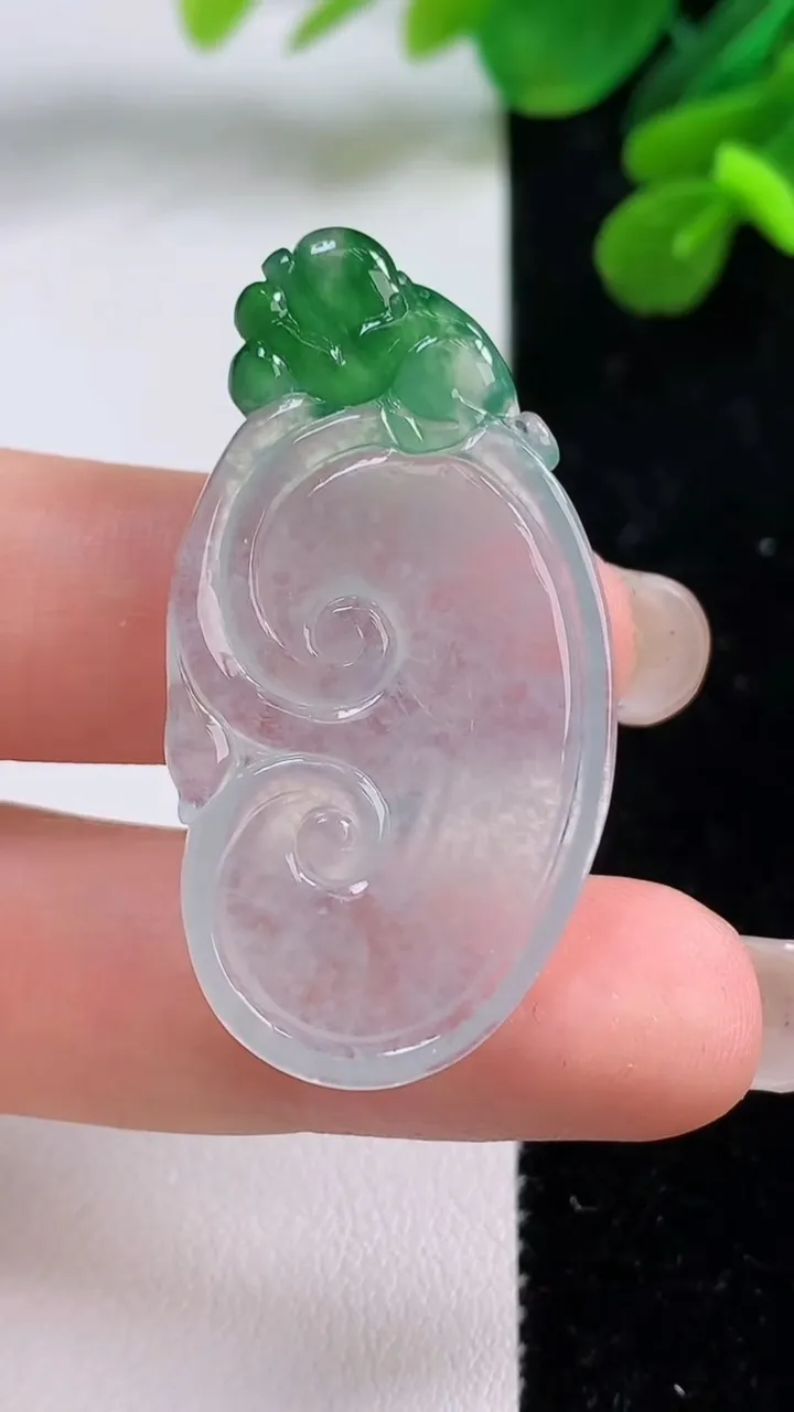 天然A货翡翠如意吊坠，尺寸42-22-4，重量:7.83g
9月1日