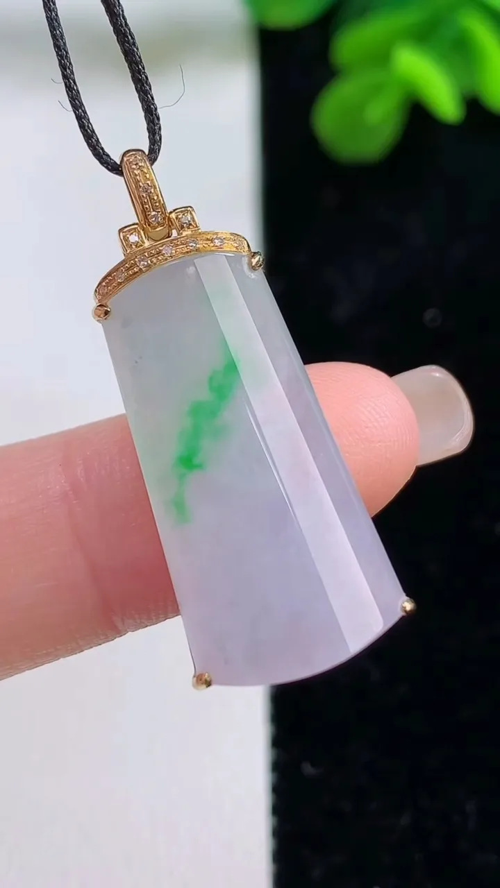 天然A货翡翠无事牌吊坠，尺寸24.6-13.5-6.2，重量:4.06g
9月1日