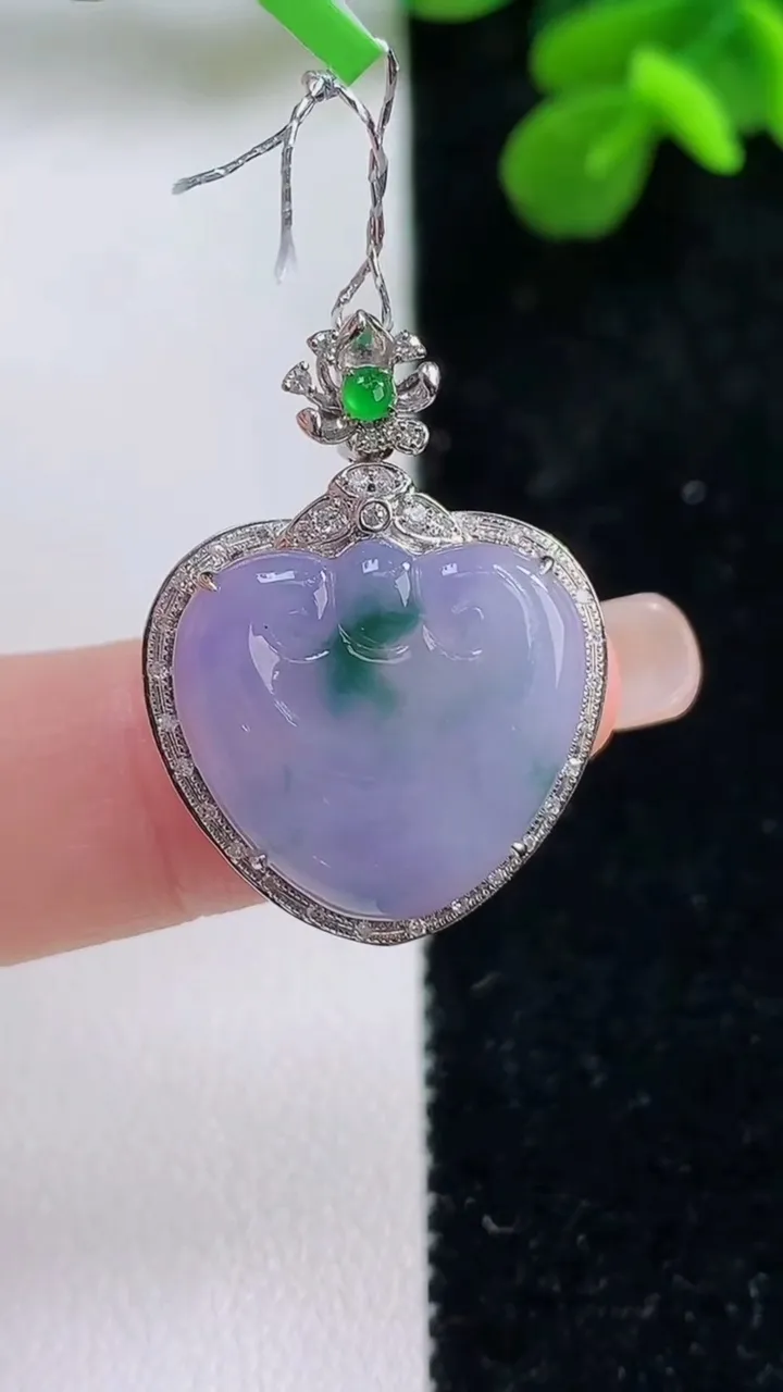 天然A货翡翠18k金紫罗兰飘花如意头吊坠，尺寸27.2-20-7.5，16-17重量:3.54g
9月1日