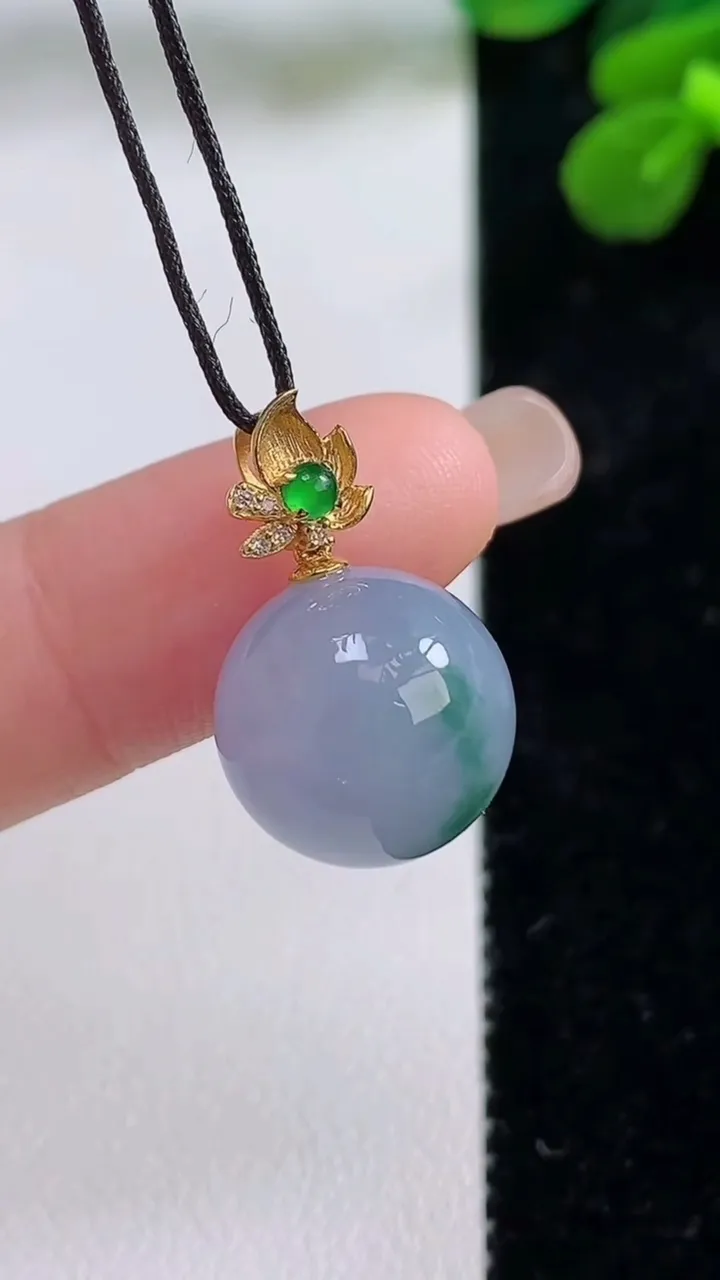 天然A货翡翠18k金紫罗兰圆珠吊坠，尺寸13.2，重量:5.15g9月1日
工厂直销收藏佳品,种好水足，色泽均匀，有种有色，上手高大气！