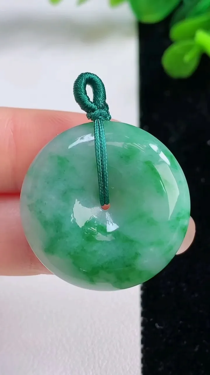 天然A货翡翠平安扣吊坠，尺寸28.2-6.5，重量:11.03g
9月1日