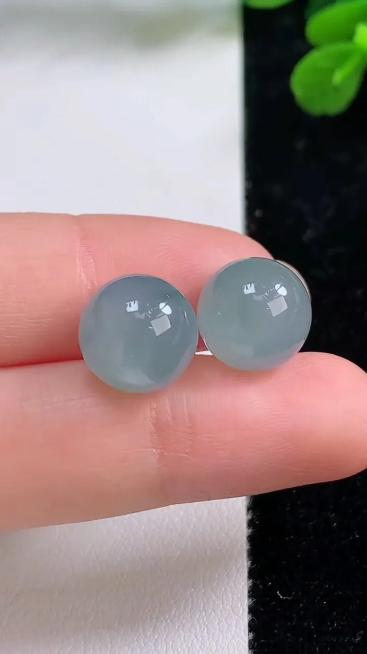 天然A货翡翠冰种飘花圆珠镶嵌件一对，尺寸11，重量:5.50g
9月1日