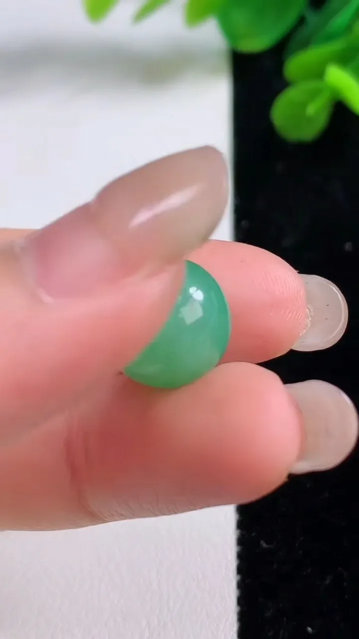 天然A货翡翠圆珠镶嵌件，尺寸12.5，重量:4.10g
9月1日
