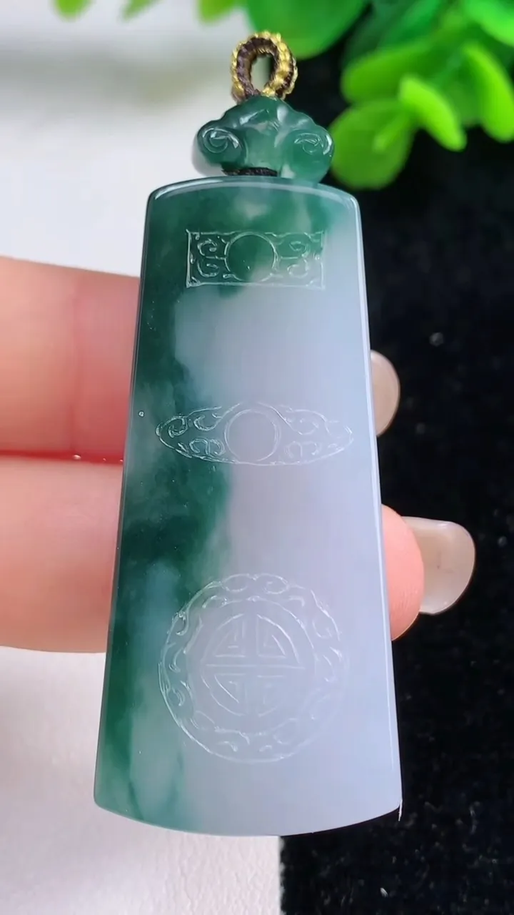 天然A货翡翠冰种飘花仿古无事牌吊坠，尺寸48.8-22-5.5，重量:18.26g
9月1日