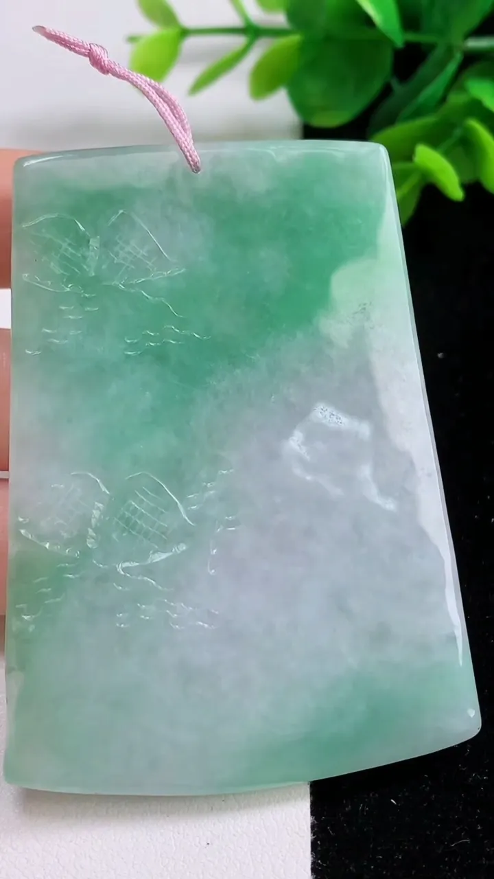 天然A货翡翠山水牌吊坠，尺寸69.4-51-5.6，重量:50.24g
9月1日