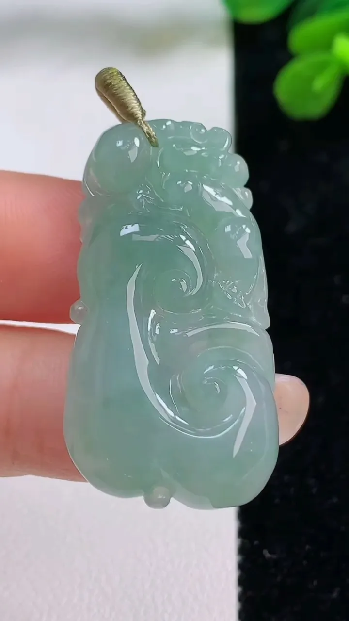 天然A货翡翠如意吊坠，尺寸37-20-5.8，重量:8.97g
9月1日