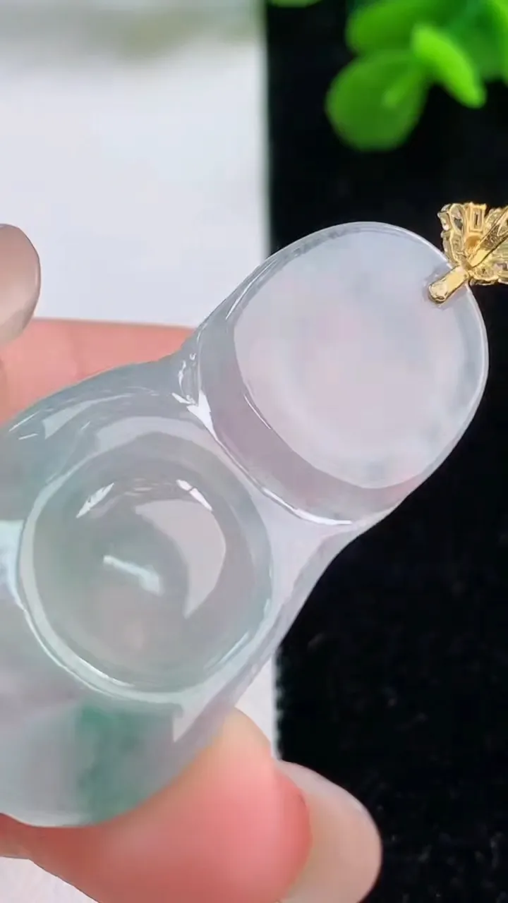 天然A货翡翠种飘花布袋佛吊坠，尺寸43.8-22.4-6，重量:11.49g
9月1日