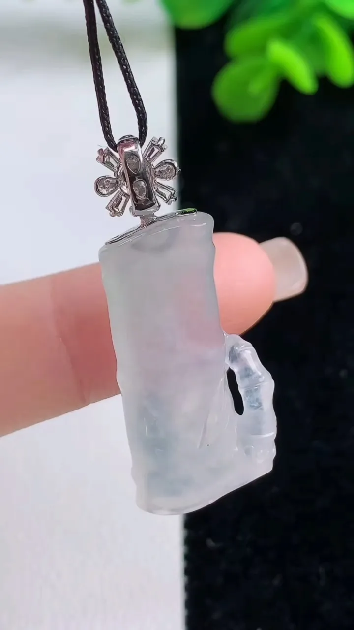 天然A货翡翠种飘花节节高升 竹节吊坠，尺寸28-13.7-5.8，重量:5.48g
9月1日