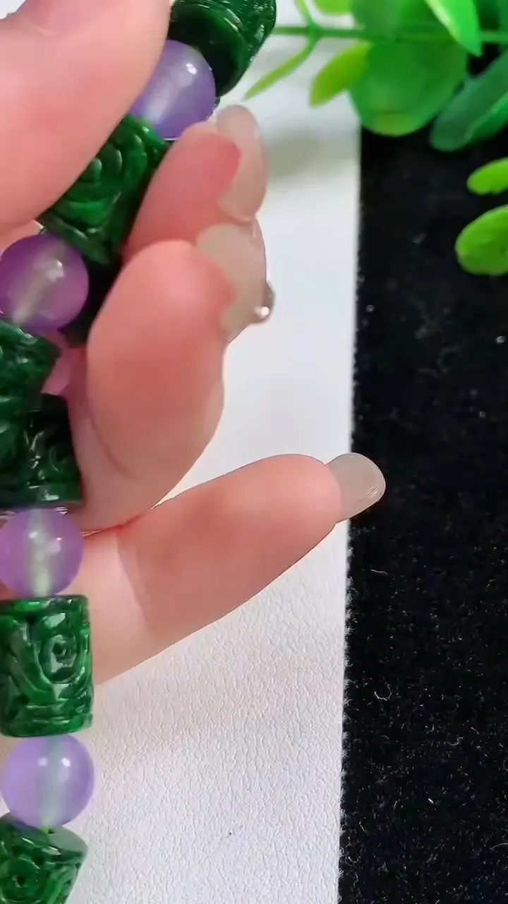 天然A货翡翠雕花路路通手串，尺寸12-8.6，重:27.19g9月1日
工厂直销收藏佳品,种好水足，色泽均匀，有种有色，上手高大气！