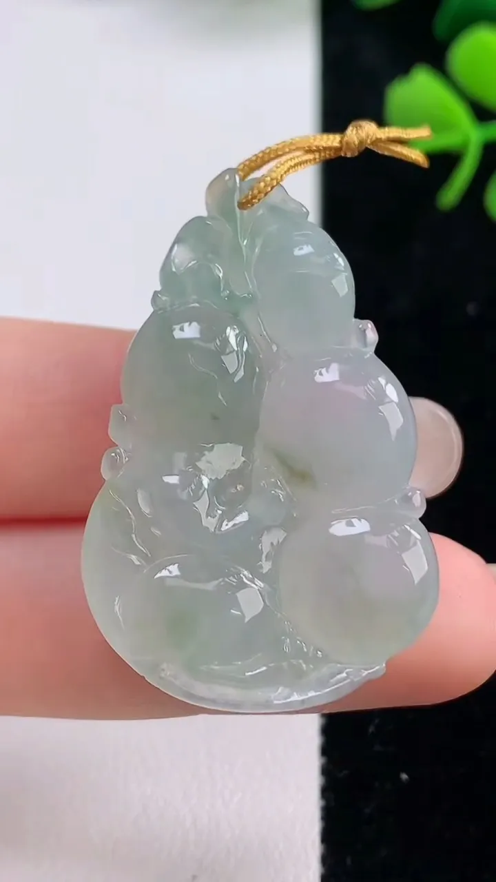 天然A货翡翠生肖猴吊坠，尺寸39-25.3-7，重量:10.00g
9月1日