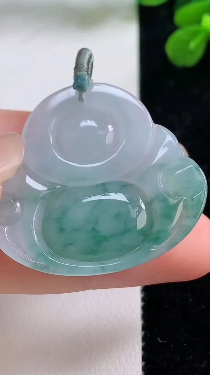 天然A货翡翠冰种飘花佛公吊坠，尺寸32.4-35.5-6.4，重量:11.38g
9月1日