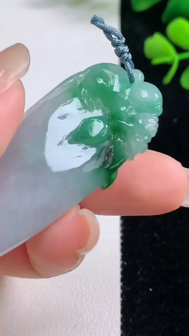 天然A货翡翠福瓜吊坠，尺寸53.8-21.2-6，重量:15.68g
9月1日