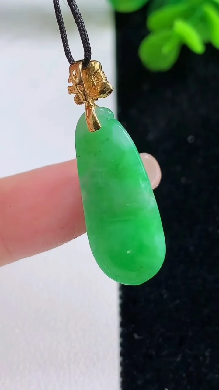 天然A货翡翠福豆吊坠，尺寸26-11.4-6，重量:3.52g
9月1日