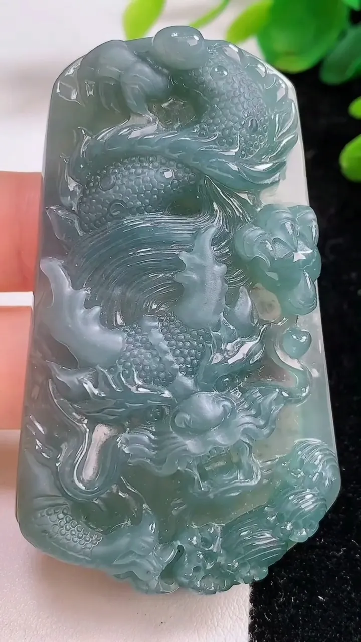 天然A货翡翠蓝水龙牌吊坠，尺寸67.6-37.1-12.1，重:44.49g
9月1日
