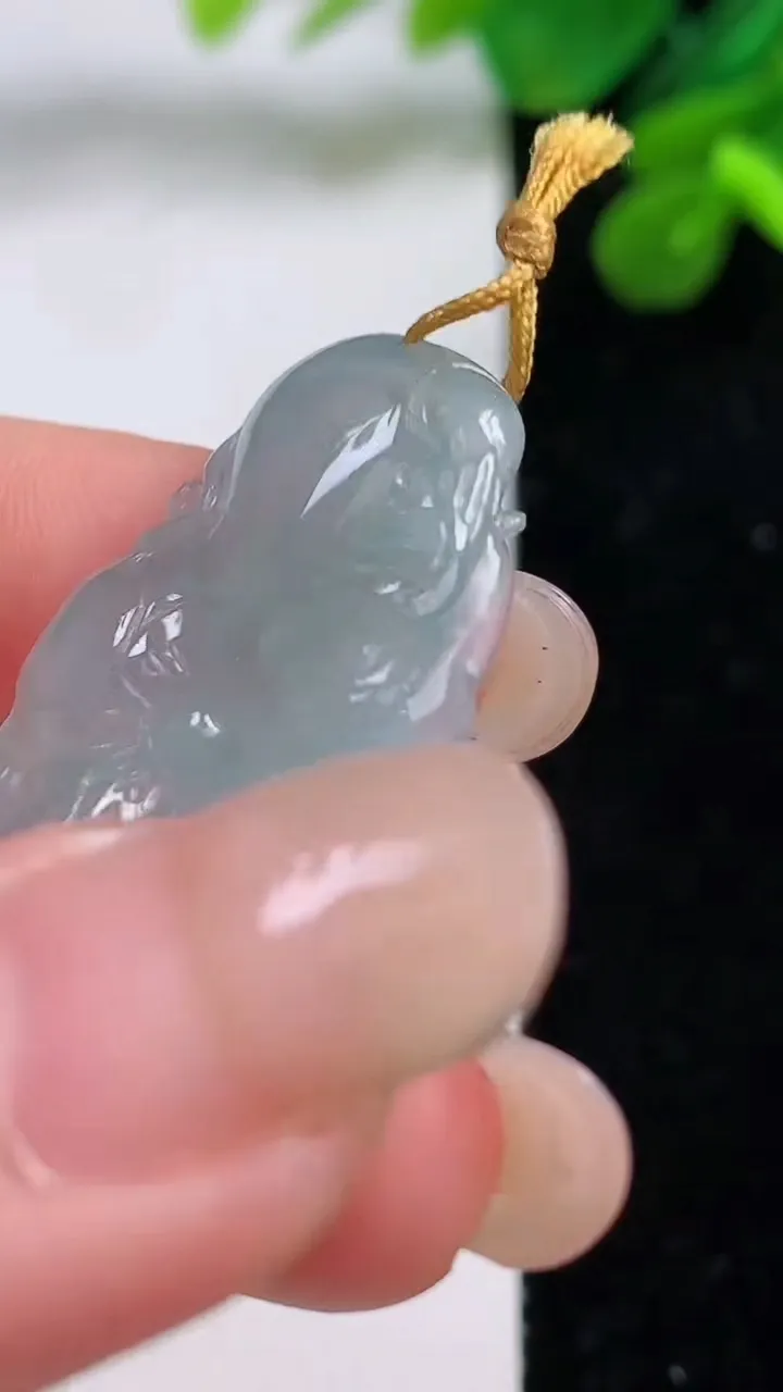 天然A货翡翠荷叶鱼吊坠，尺寸35.3-18-4.6，重量:5.32g
9月1日
