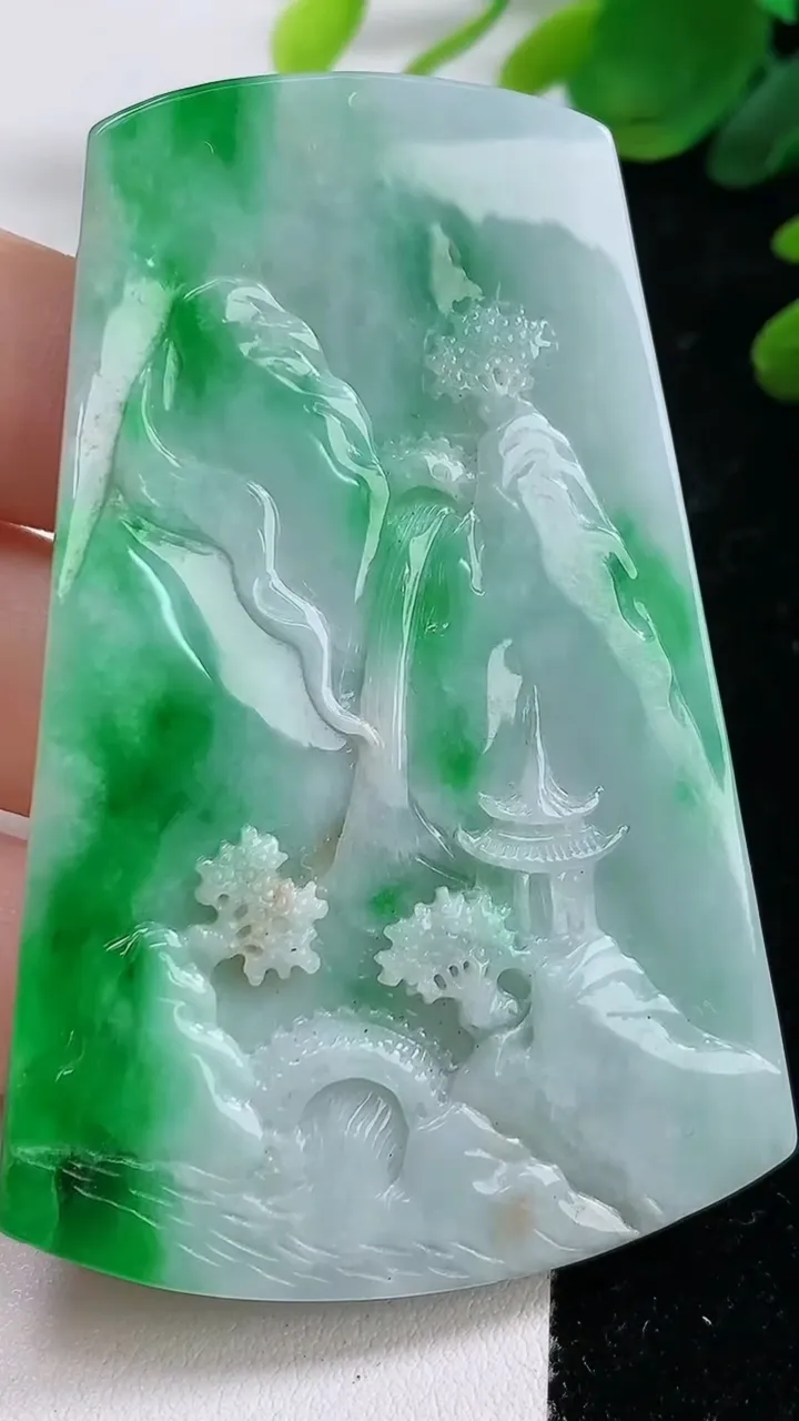 天然A货翡翠山水吊坠，尺寸68.6-45.5-6.8，重量:43.20g
9月1日