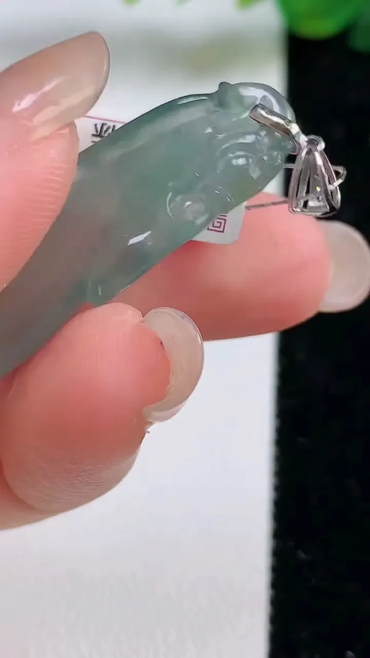 天然A货翡翠福瓜吊坠，尺寸 40.5-13-5.2，重: 4.85g
9月1日