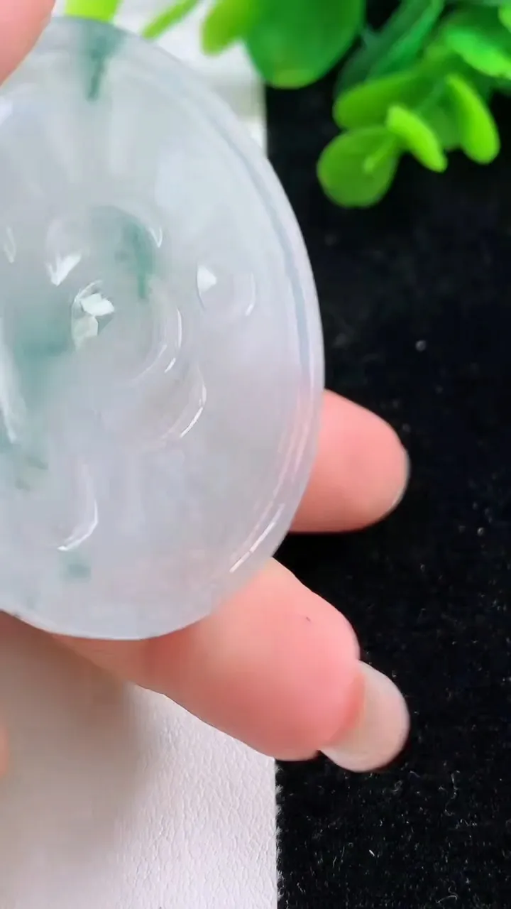 天然A货翡翠冰种飘花千手观音吊坠，尺寸51.4-5.4，重量:25.19g
9月1日