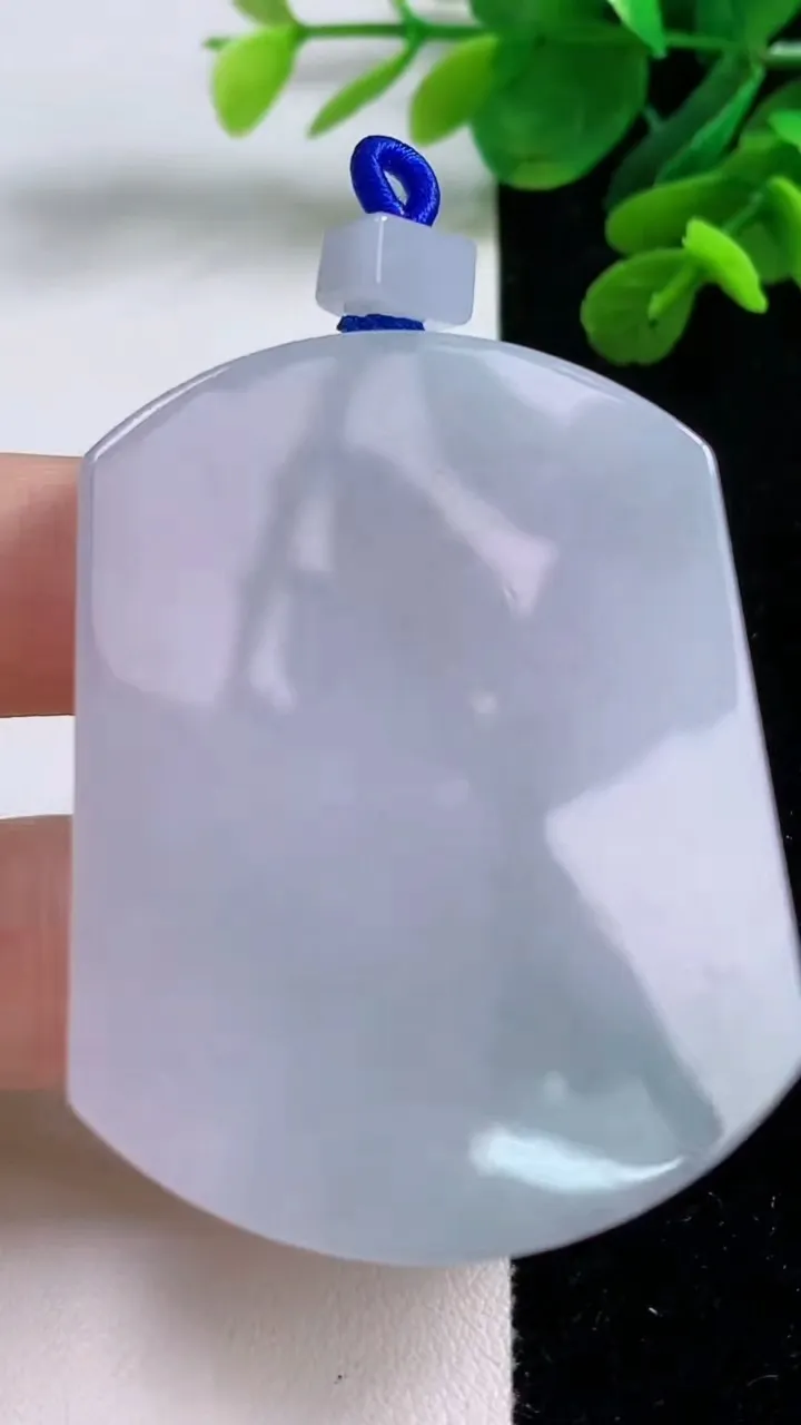 天然A货翡翠飘花无事牌吊坠，尺寸54.4-42.2-5.6，重量:39.11g
9月1日