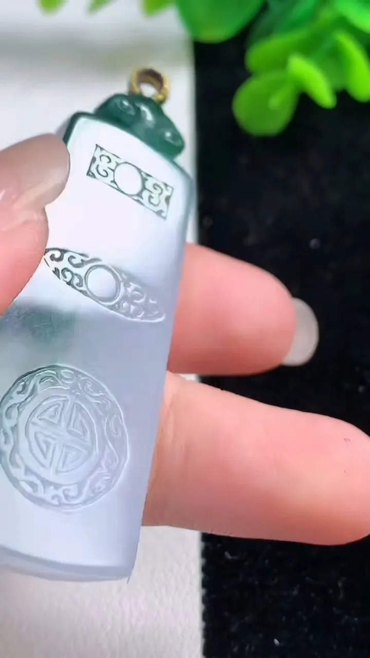 天然A货翡翠冰种飘花仿古无事牌吊坠，尺寸48.8-22-5.5，重量:18.26g
9月1日