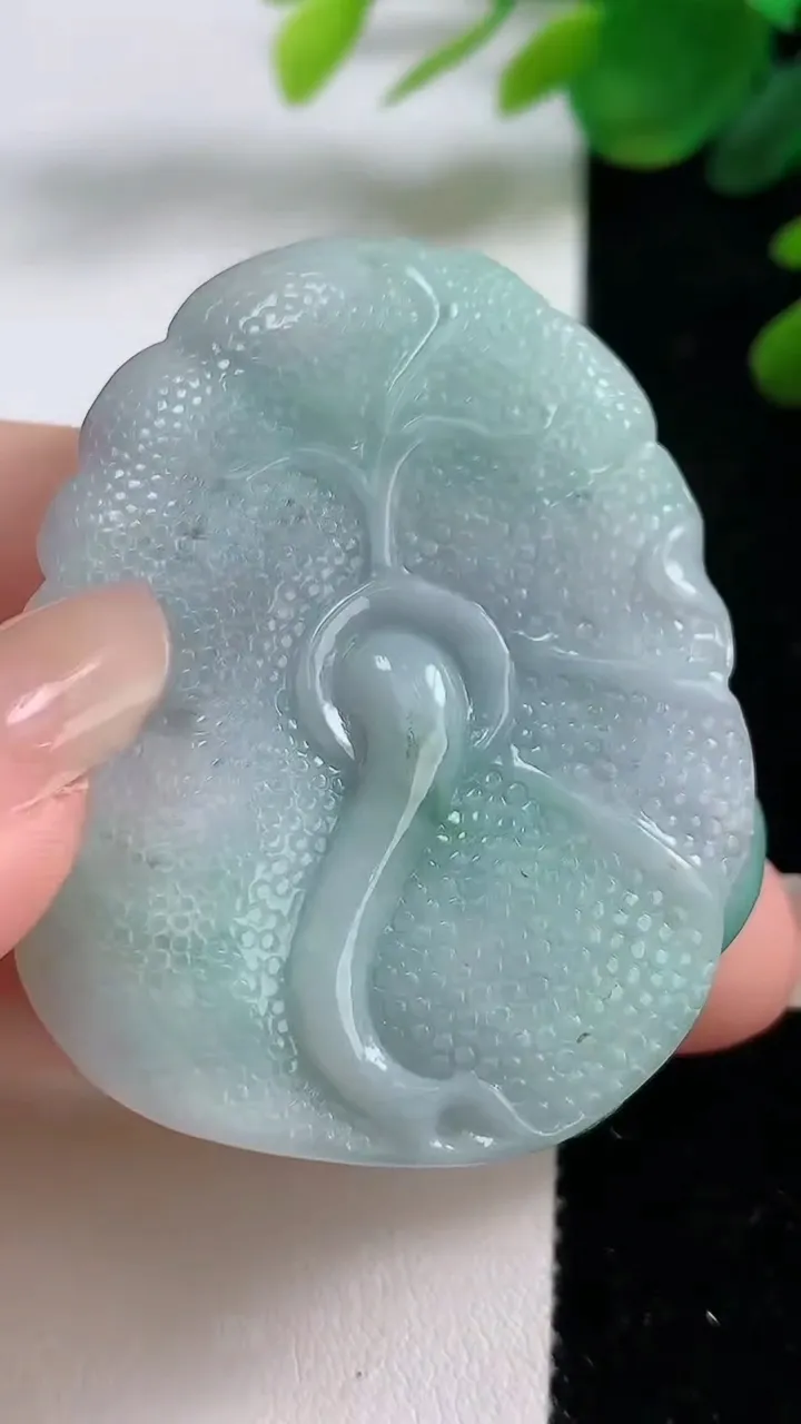 天然A货翡翠荷叶鱼吊坠，尺寸50-39-9.8，重:40.37g
9月1日